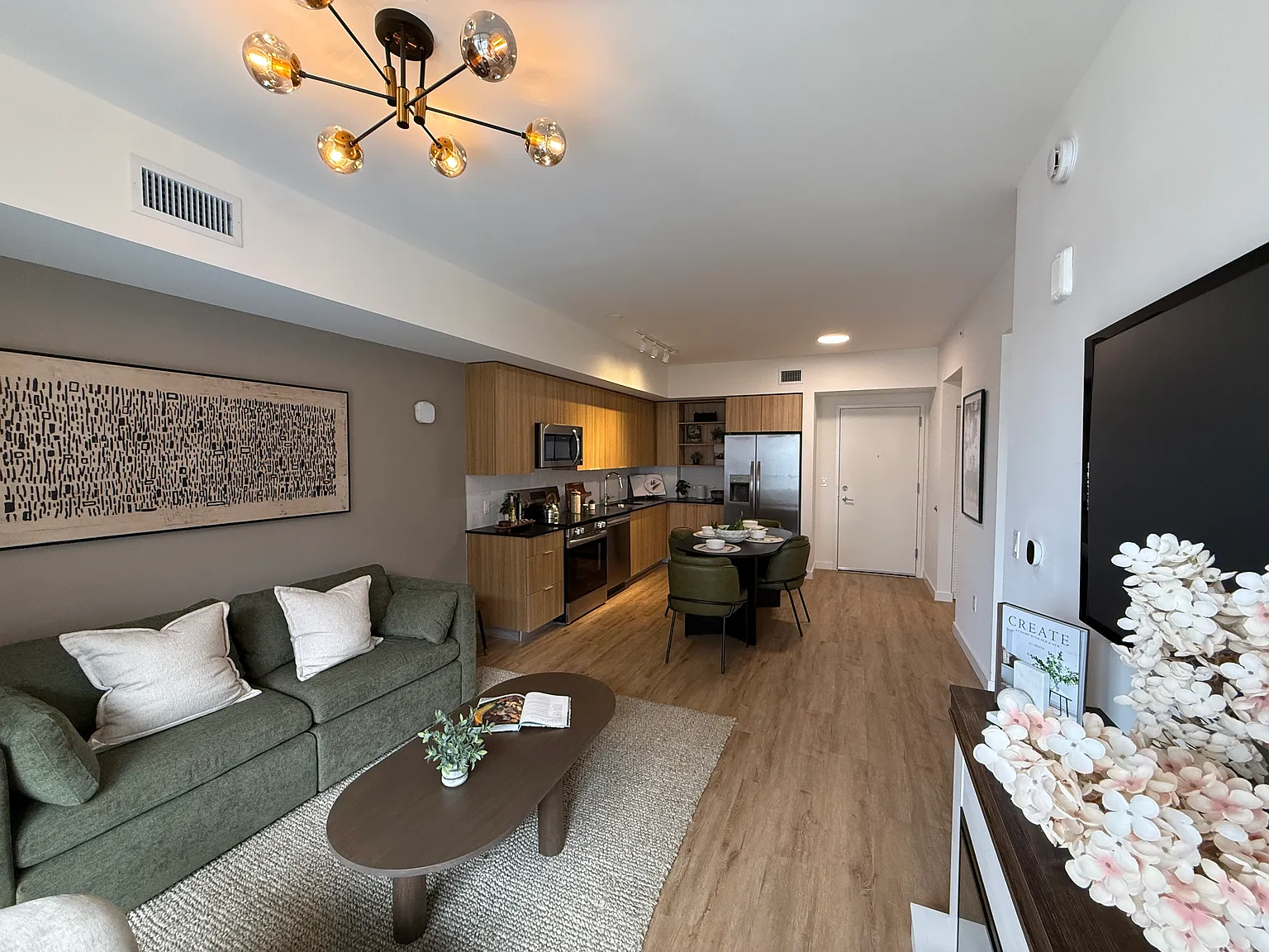 1 bed, 684 sqft, $2,074 — Photo 3