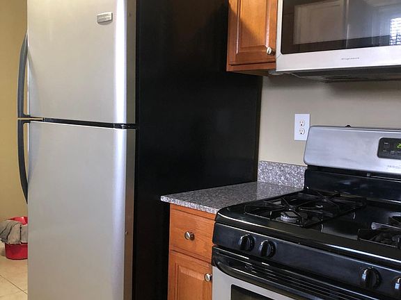 4th image of 1763 Hanford Ave