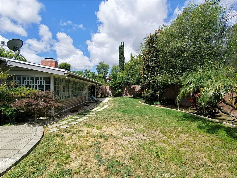 22951 Austin St — Photo 36