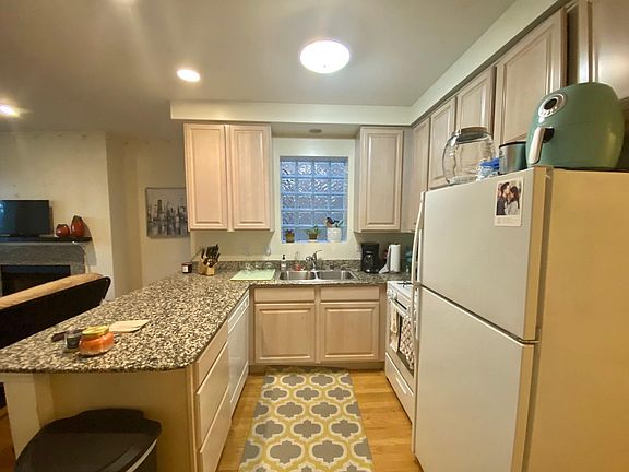 3rd image of 1534 N Hudson Ave #2S