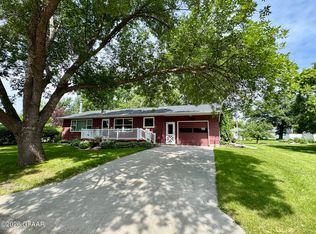 646 E 6th St, Neche, ND 58265
