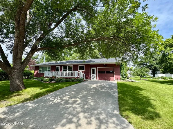 646 E 6th St, Neche, ND 58265