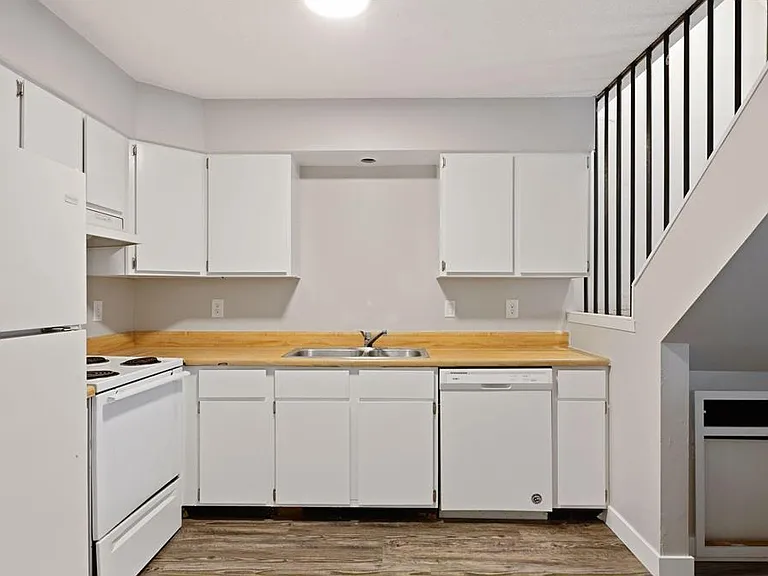 Riverside Apartment — Photo 8