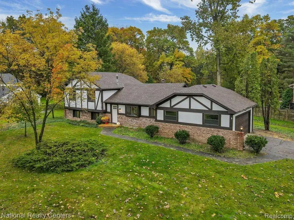 1078 Blue Heron Dr, Highland, MI 48357