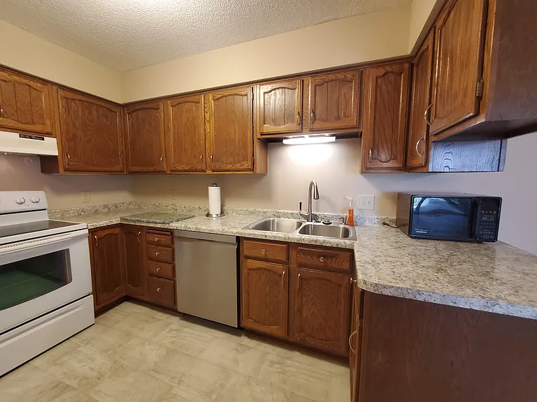2517 Cedar Hills Dr — Photo 5