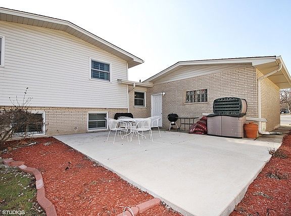 3rd image of 319 N Pleasant Dr