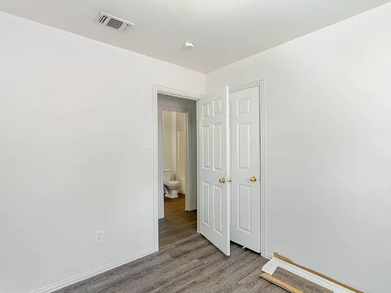 2907 La Salle St — Photo 3
