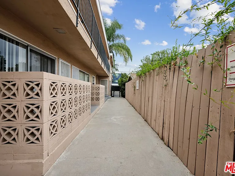 7550 Fountain Ave #10 — Photo 3
