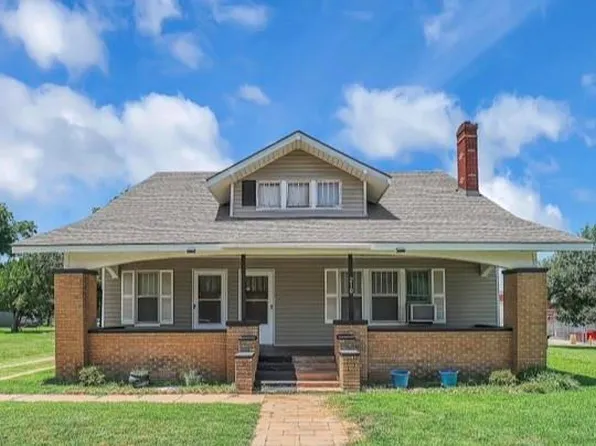 210 N 7th St, Arapaho, OK 73620