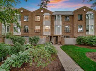 106 Bishop Quarter Ln #0, Oak Park, IL 60302