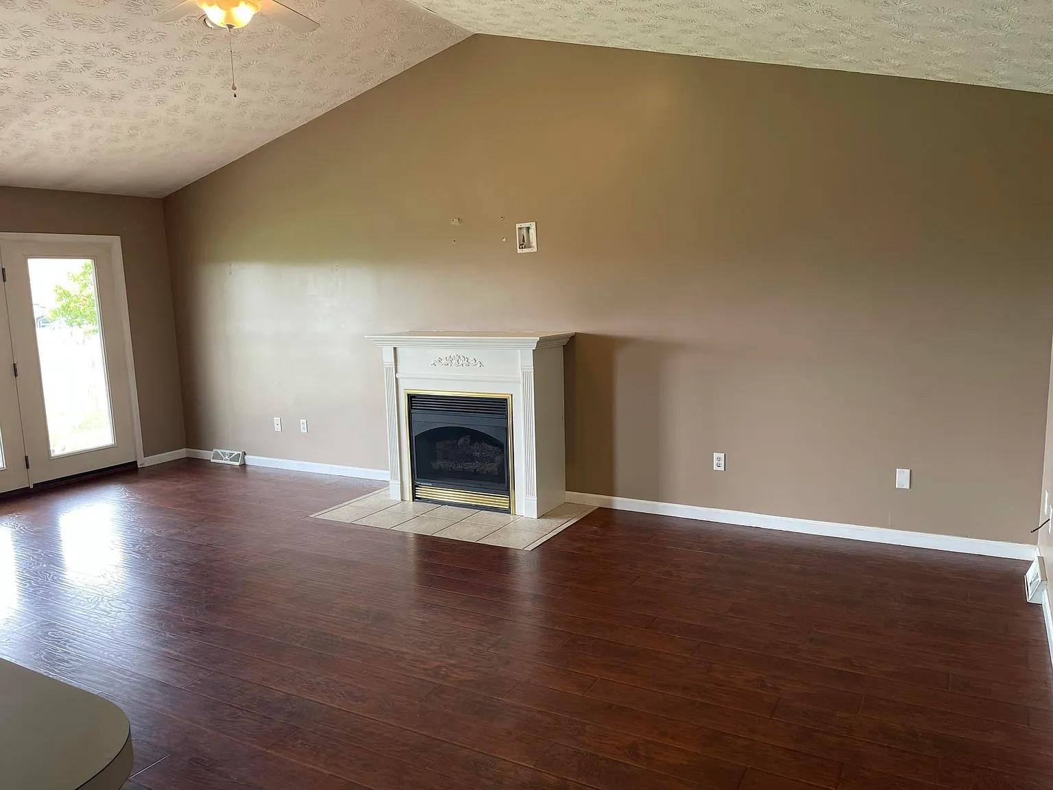 3 bed, 2.0 bath, 1610 sqft, $1,795 — Photo 2
