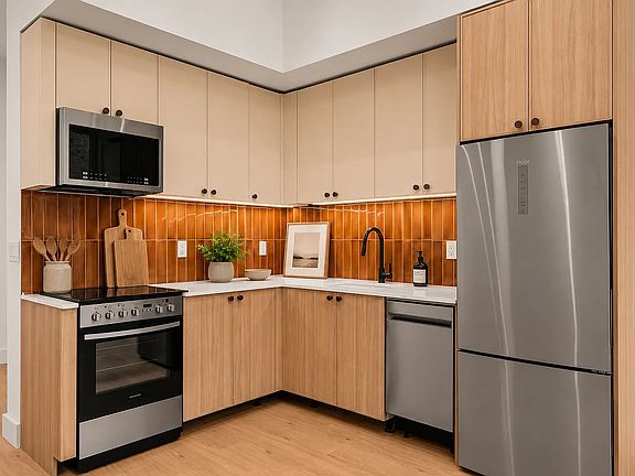 2nd image of 733 Lincoln Pl #6106