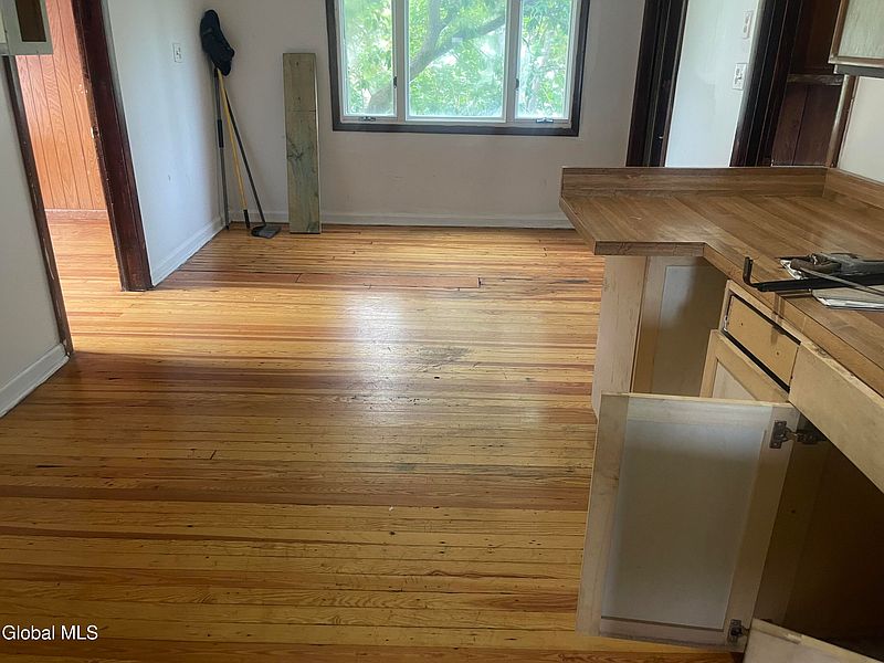 4th image of 16 Locust Avenue