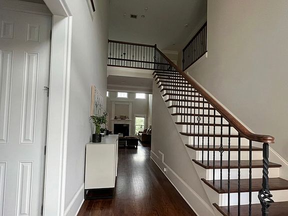 3rd image of 585 Cliftwood Ct