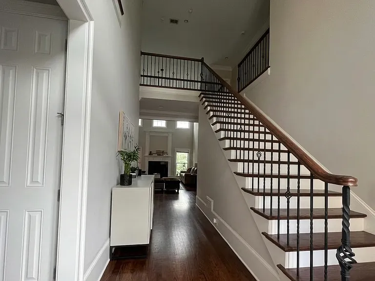 585 Cliftwood Ct — Photo 3