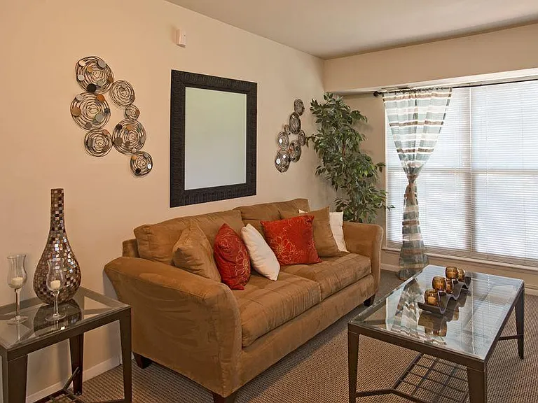 Hodges Manor Apartments — Photo 5