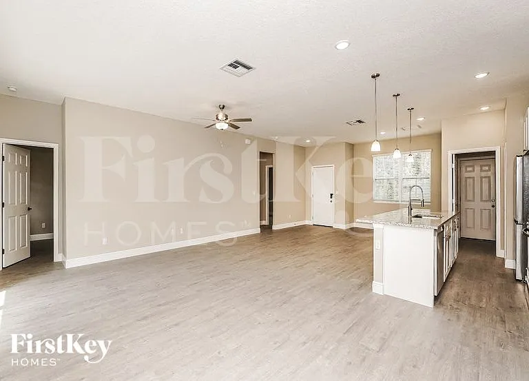 674 Tobias St SE — Photo 3
