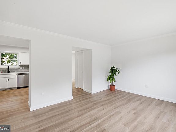 4th image of 282 Greenleaf Cir