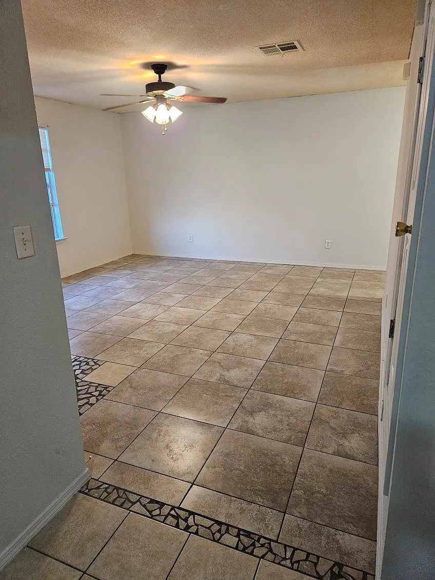 3 bed, 1400 sqft, $1,600 — Photo 2