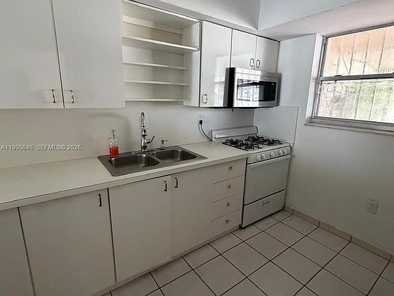 2nd image of 805 W 79th Pl