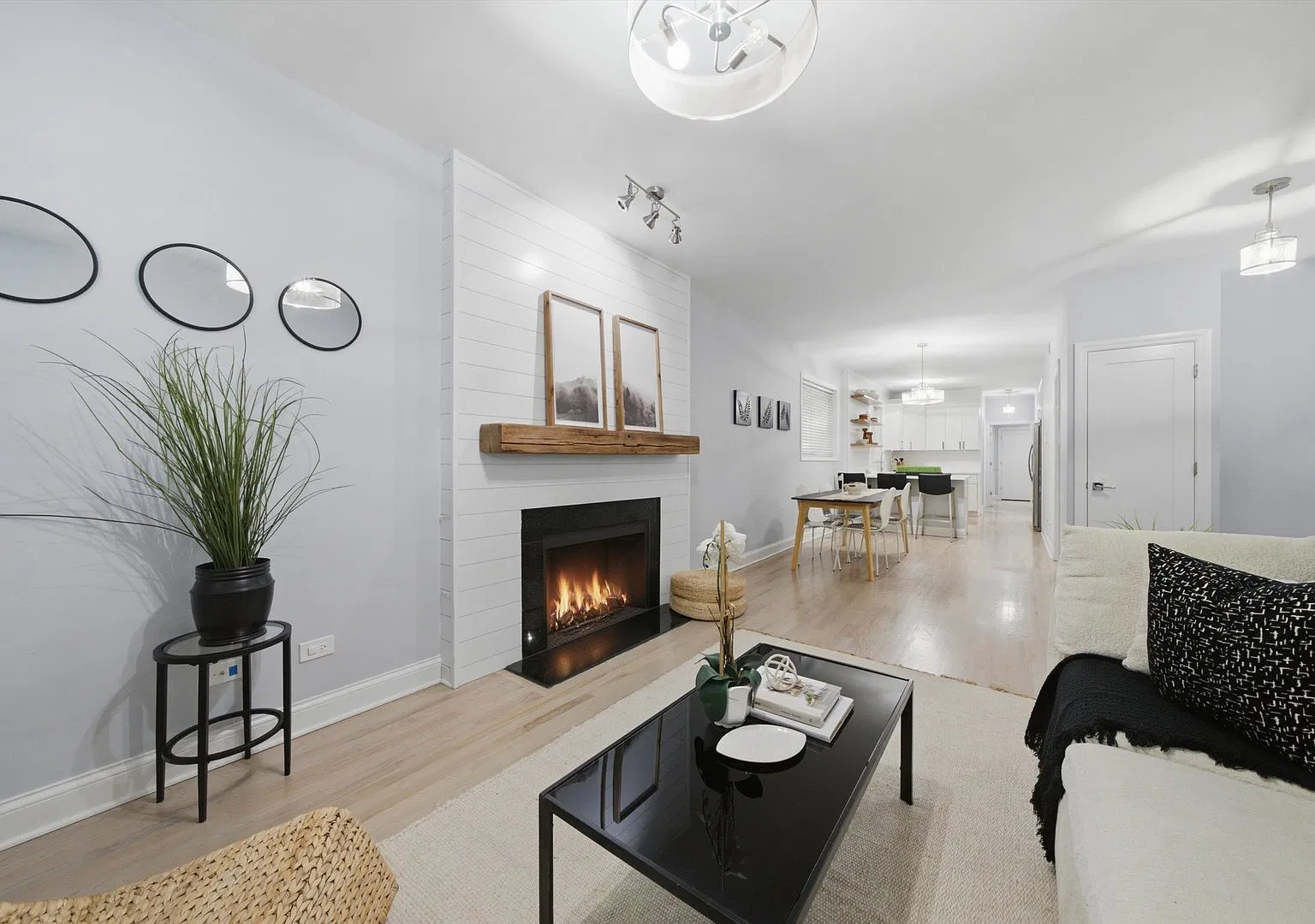 4 bed, 2400 sqft, $5,000 — Photo 2