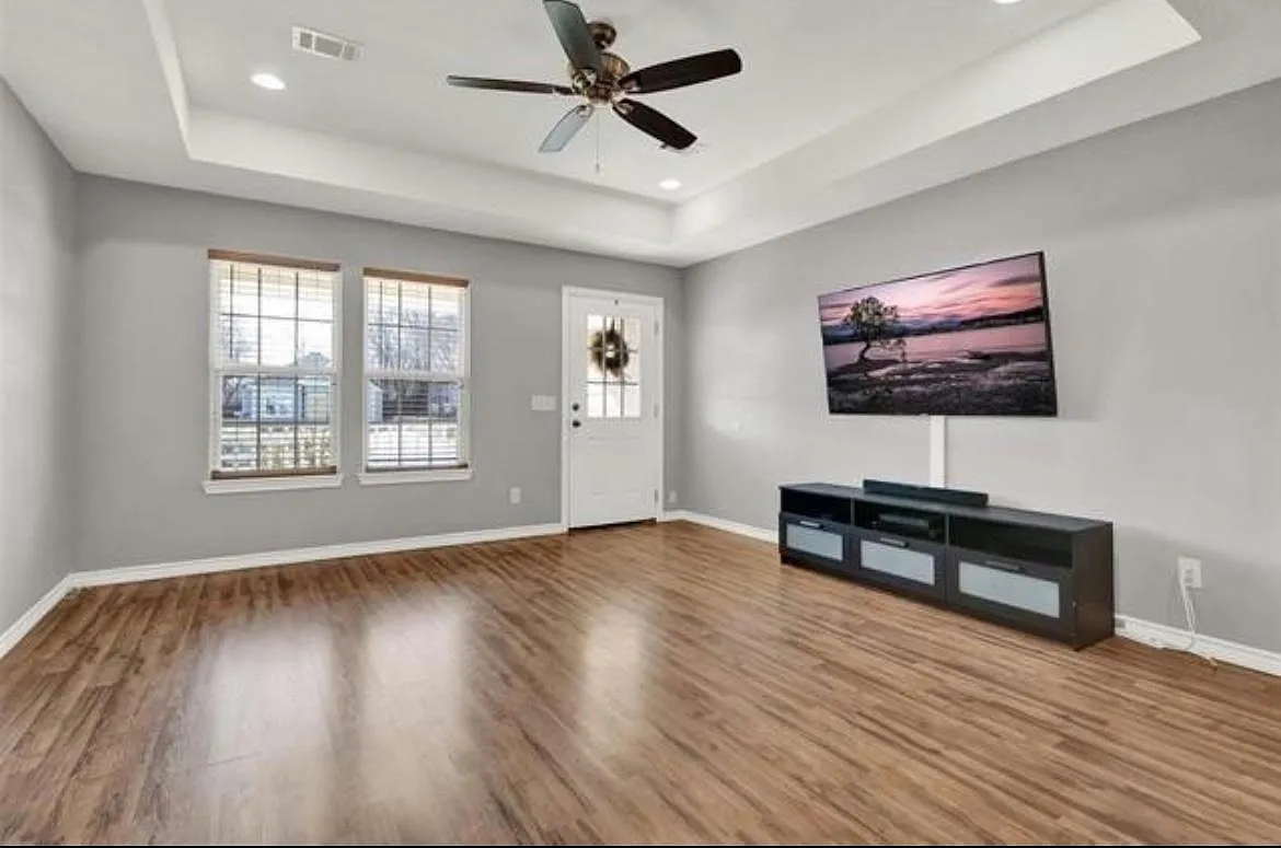 315 W Bond St — Photo 2