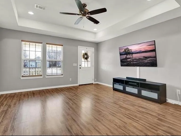 315 W Bond St — Photo 2