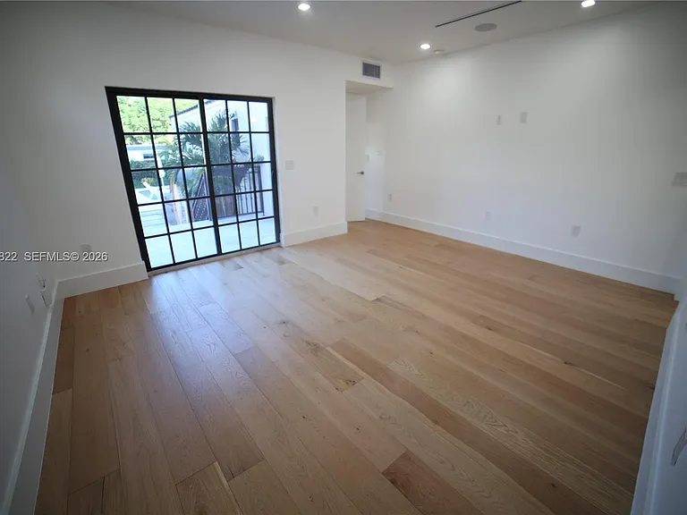 1345 Hollywood Blvd — Photo 69