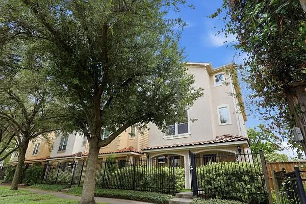 3 bed, 3.5 bath, 2148 sqft, $3,200 — Photo 3
