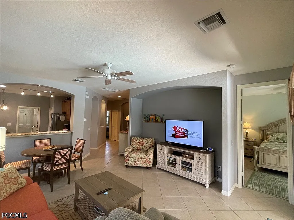2 bed, 2.0 bath, 1278 sqft, $5,000 — Photo 4