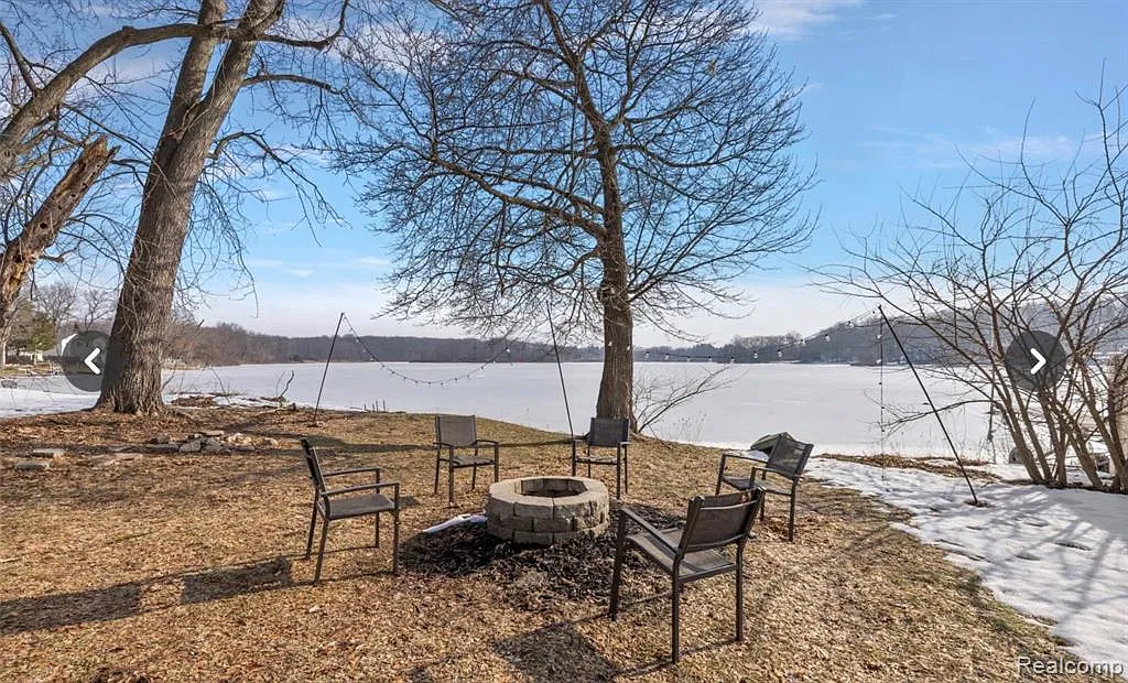4 bed, 2.0 bath, 2143 sqft, $2,400 — Photo 2