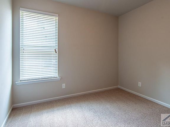 5th image of 640 Holly Springs