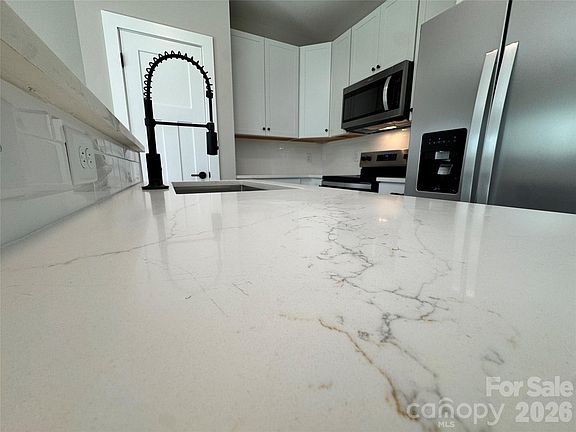 4th image of 818 Pine Hill Dr