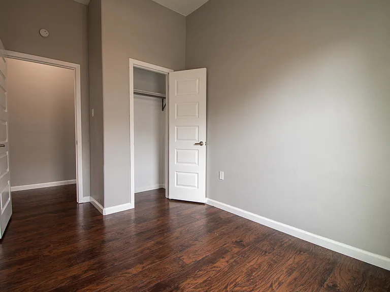 720 W 10th St — Photo 14