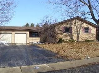 917 Saint Johns Rd, Woodstock, IL 60098