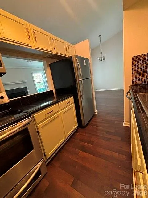 2 bed, 2.0 bath, 886 sqft, $1,800 — Photo 3