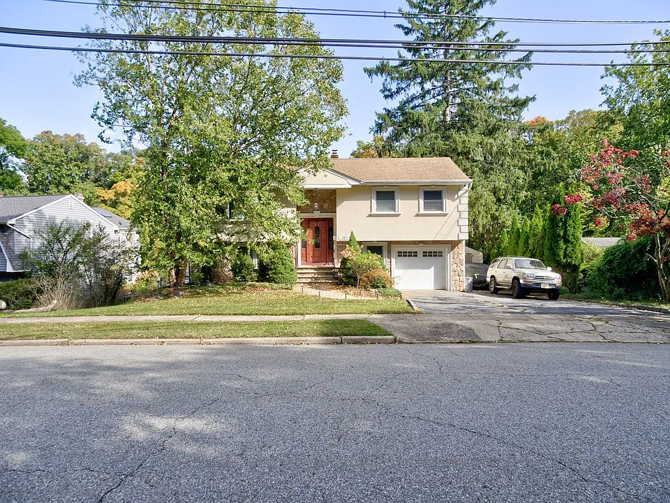 128 Reeve Ave