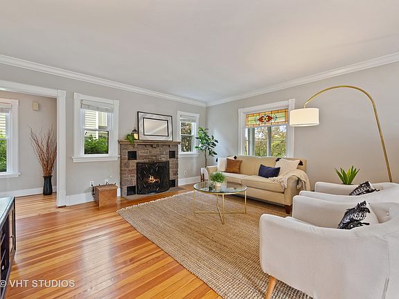 4th image of 330 E Illinois St