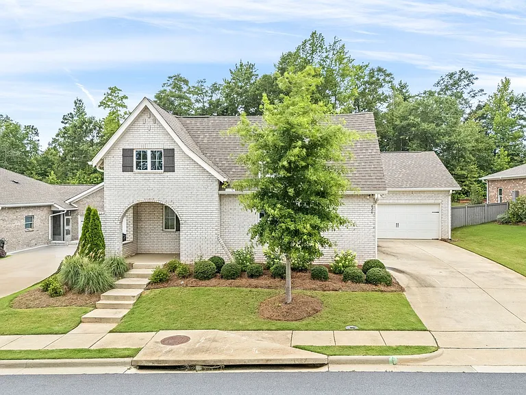 826 Clear Spring Dr — Photo 2