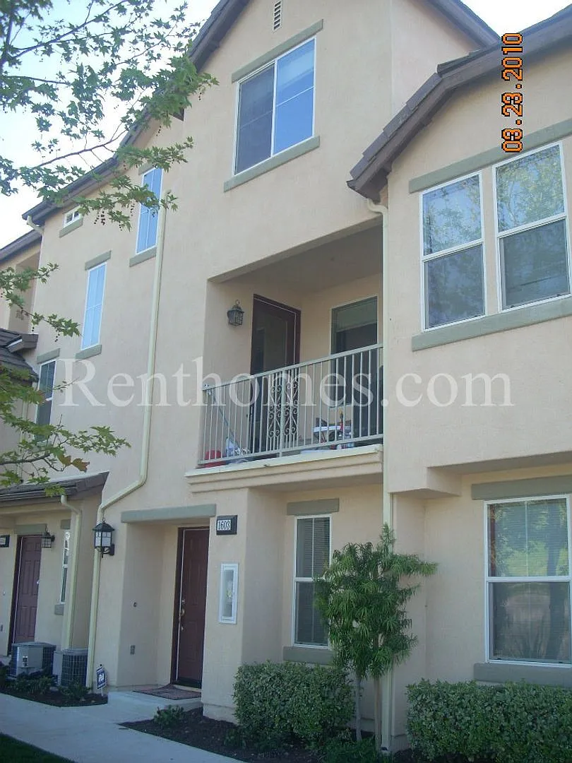 Eastlake, 1603 White Hickory- AC, 2 Car Garage! — Photo 1