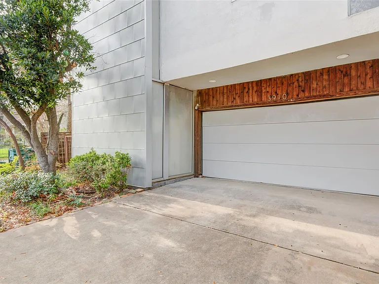 3910 Austin St — Photo 2