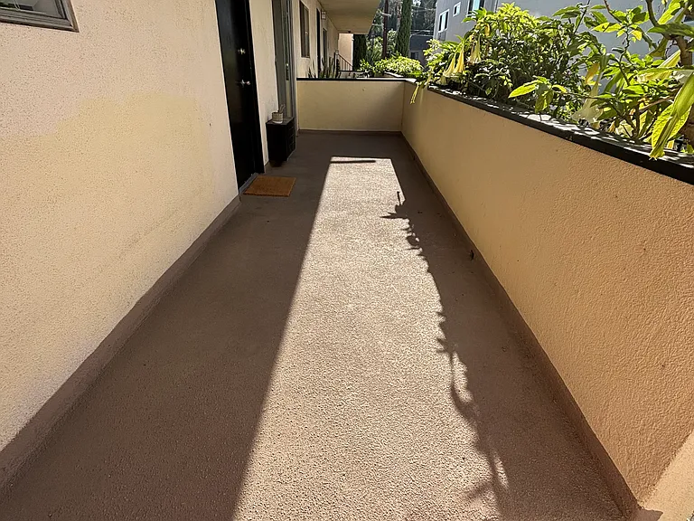 2042 N Beachwood Dr #4 — Photo 13