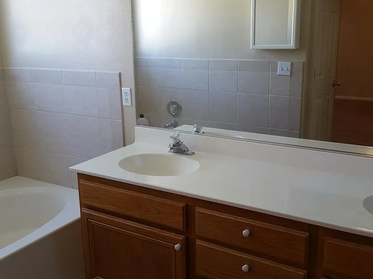 Master Bathroom w/2 Sinks & Tub