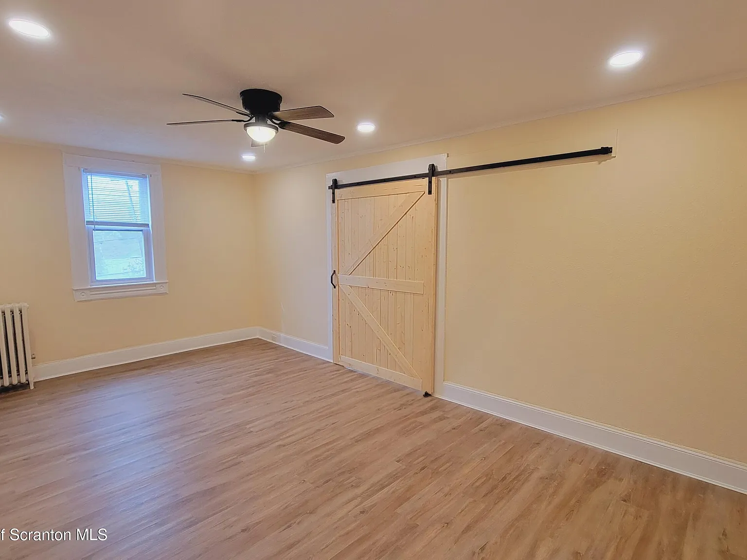 2 bed, 1.0 bath, 965 sqft, $1,350 — Photo 1