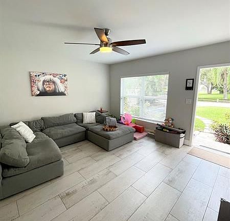 5th image of 1835 Park Ln #2123