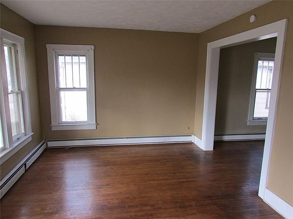 5th image of 253 Windsor Ave