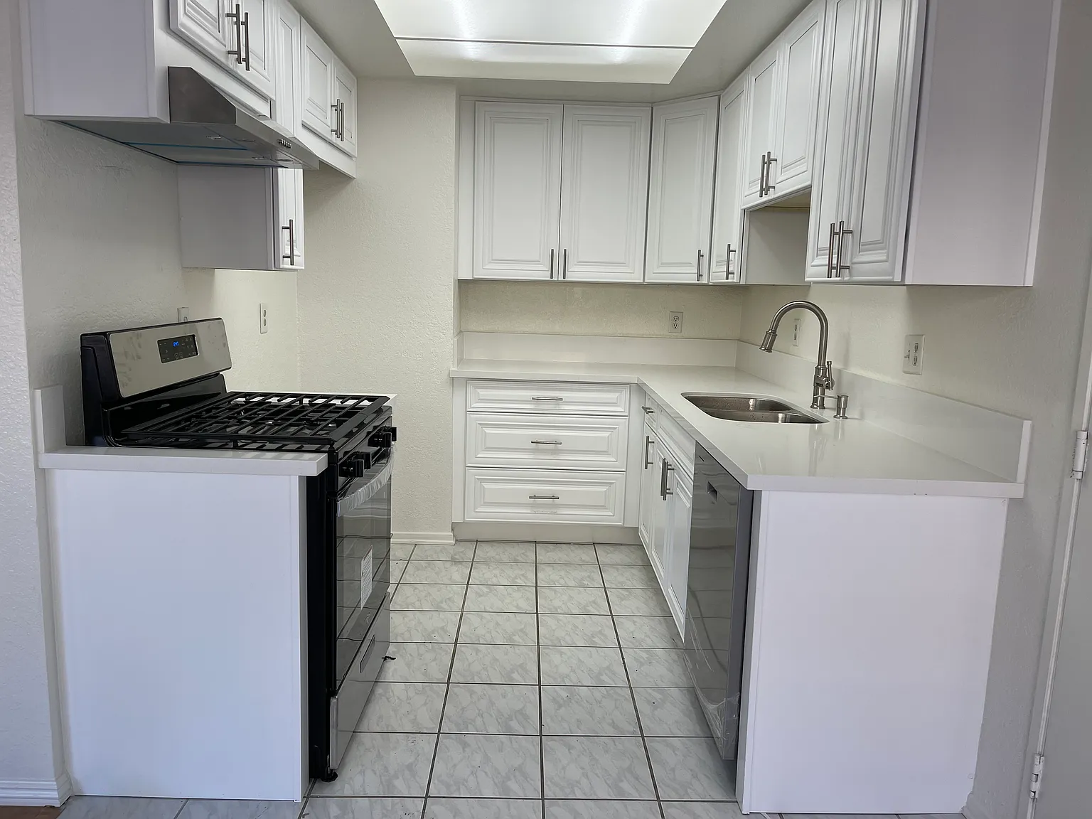 2 bed, 1.5 bath, 904 sqft, $2,900 — Photo 2