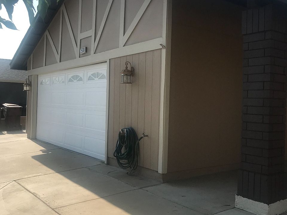 2nd image of 25938 Delphinium Ave