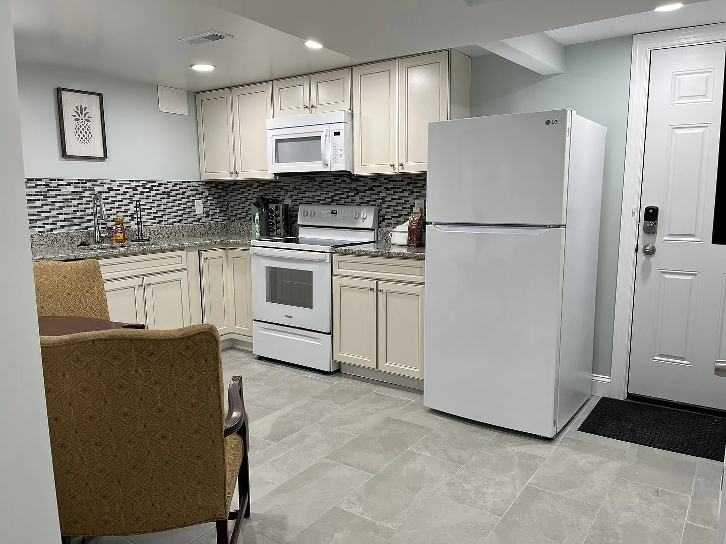Cozy, Comfortable, and Clean Basement Unit with Private Entrance! — Photo 4