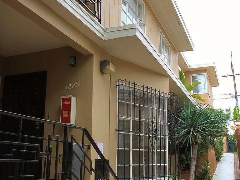 Dunsmuir Apartments — Photo 2